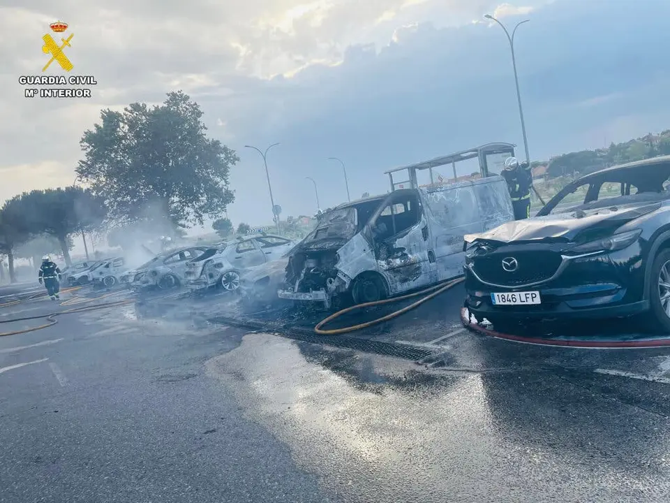 Un incendio ha afectado a varios veh&iacute;culos en Xanad&uacute;. Bomberos trabajan en la escena.