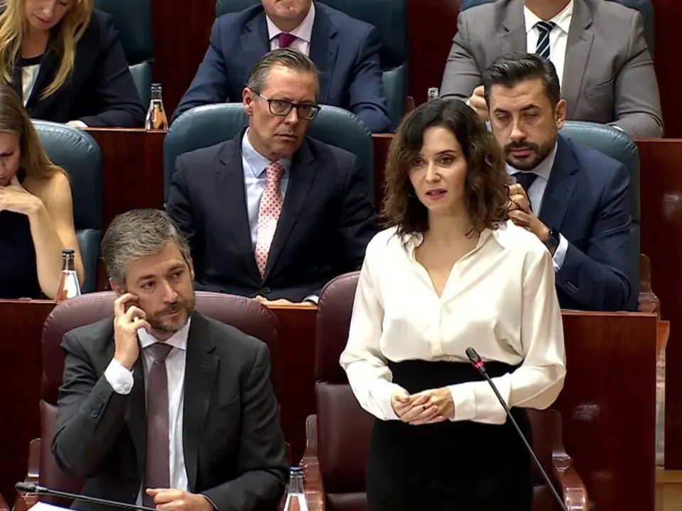 La presidenta Ayuso anuncia autobuses gratuitos entre Moncloa y Ciudad Universitaria.