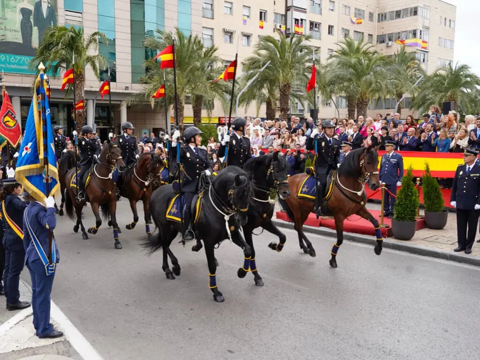 El desfile a&eacute;reo y terrestre en Torrej&oacute;n de Ardoz rinde homenaje a la bandera nacional.