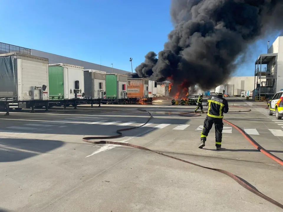 Un incendio en la nave de Amazon en San Fernando de Henares oblig&oacute; a evacuar a 296 trabajadores.