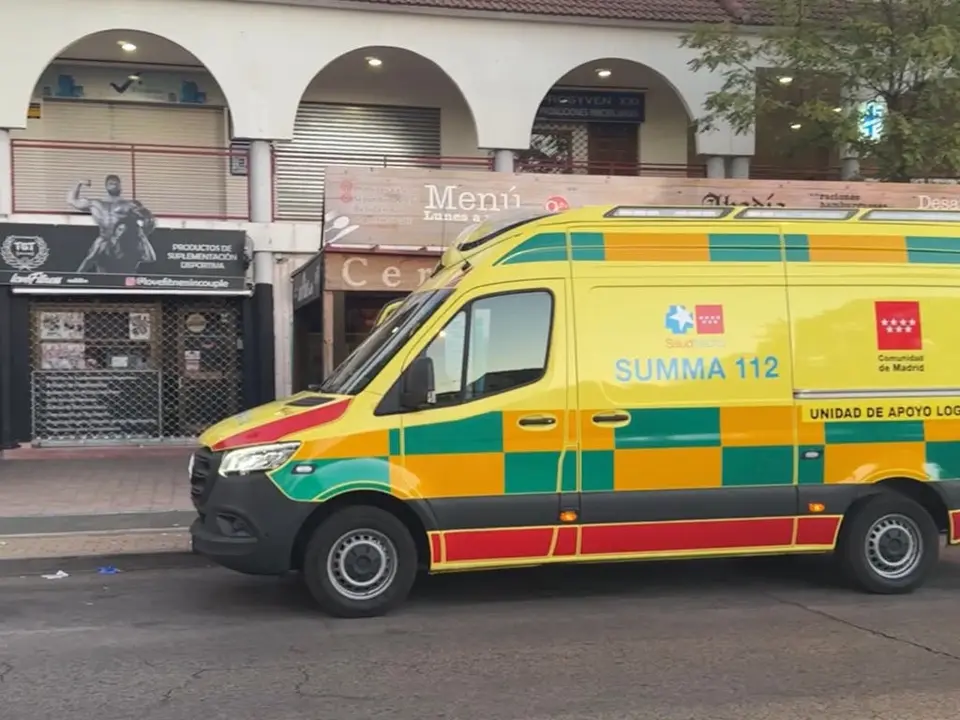 Ambulancia del SUMMA 112 en la escena de dos agresiones en M&oacute;stoles y Getafe.