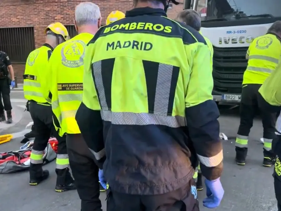 Una mujer de 54 a&ntilde;os fue atropellada por un cami&oacute;n en Carabanchel. Bomberos y SAMUR la atendieron en el lugar.
