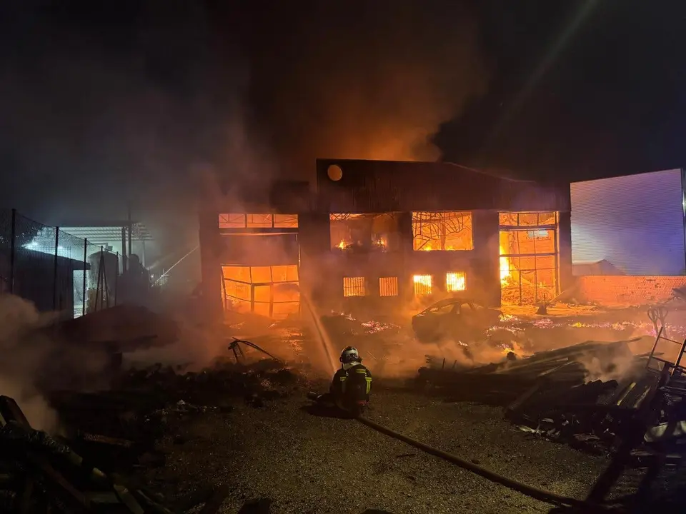 Un incendio ha sido controlado en una nave industrial de 1.000 m&sup2; en Gri&ntilde;&oacute;n. Las llamas fueron intensas pero se logr&oacute; contener la situaci&oacute;n.