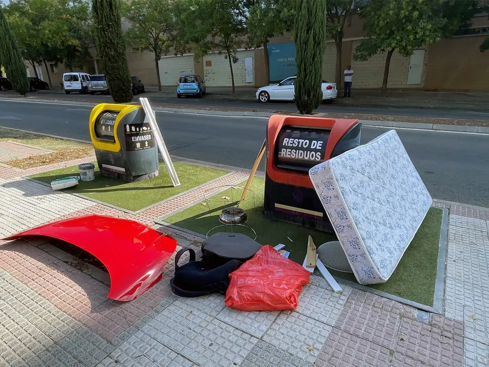 El alcalde de Torrej&oacute;n anuncia multas por dejar basura fuera de los contenedores.