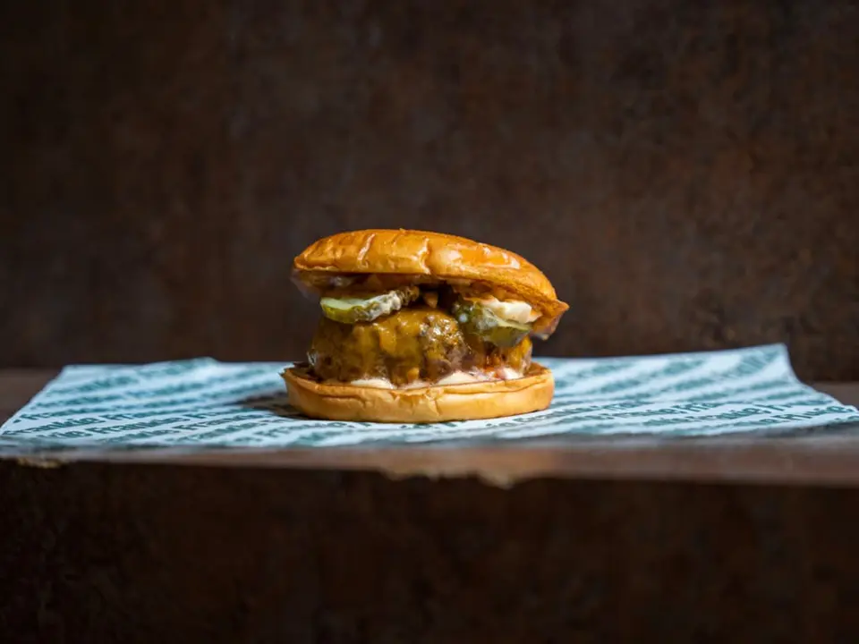 Disfruta de la famosa hamburguesa Original de Frankie Burgers en Alcal&aacute; de Henares.