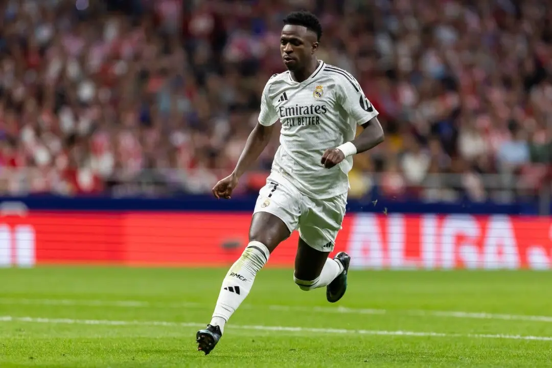 Vinicius Jr. muestra su habilidad en el campo durante un partido.