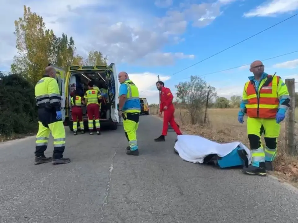 Un hombre de 32 a&ntilde;os se encuentra en estado cr&iacute;tico tras ser apu&ntilde;alado. Los servicios de emergencia est&aacute;n presentes en la escena.