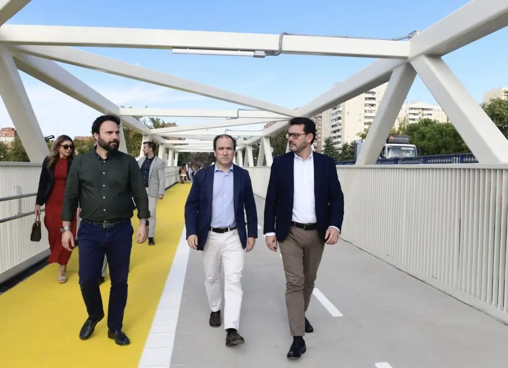 La nueva pasarela une Puente y Villa de Vallecas, mejorando la movilidad.