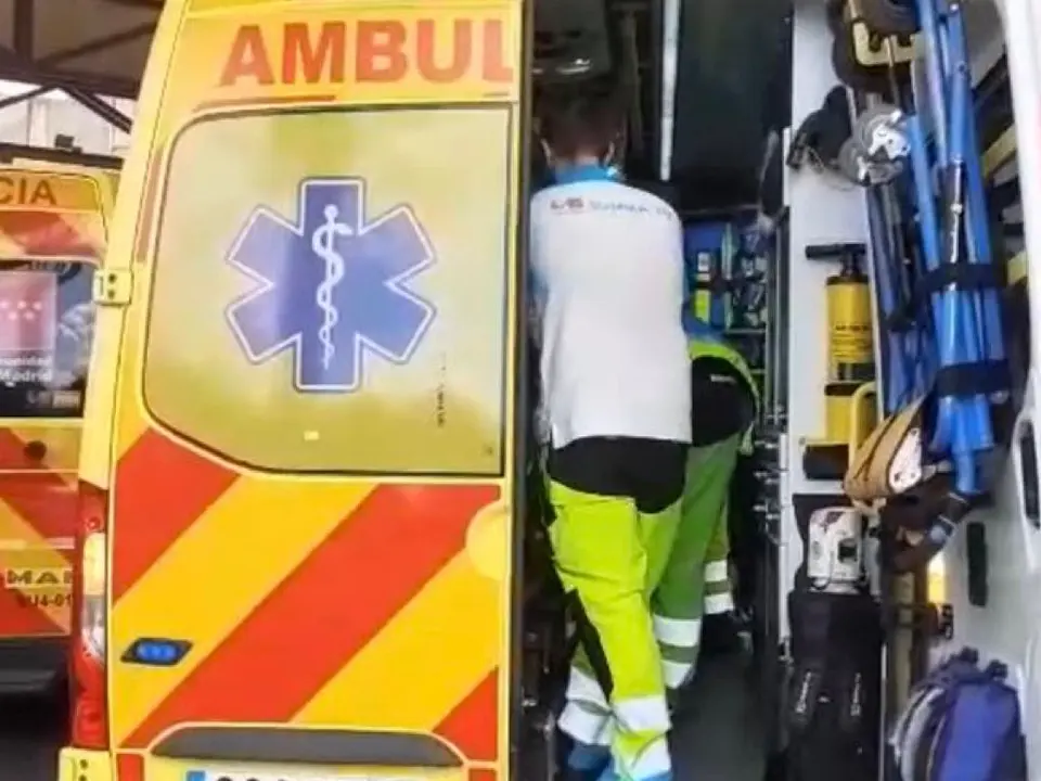 Un equipo de emergencia atiende a una mujer gravemente herida en M&oacute;stoles.