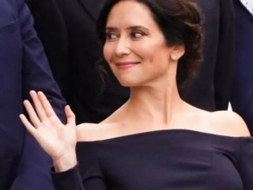 La presidenta de Madrid, Isabel D&iacute;az Ayuso, saluda durante el desfile nacional.