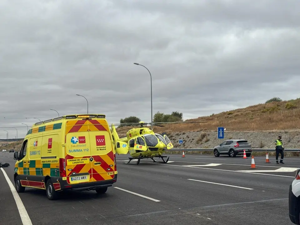 Un motorista de 22 a&ntilde;os result&oacute; gravemente herido en la M-50. Los servicios de emergencia llegaron r&aacute;pidamente al lugar.