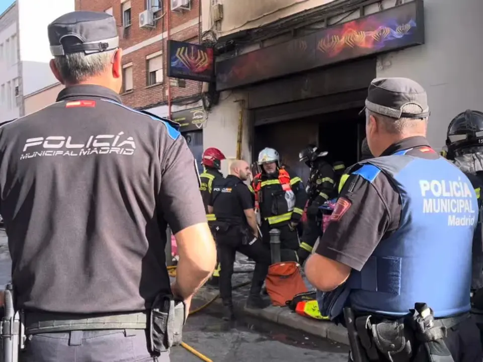 Un incendio ha devastado un local de cachimbas en Usera. Los servicios de emergencia est&aacute;n en la escena.