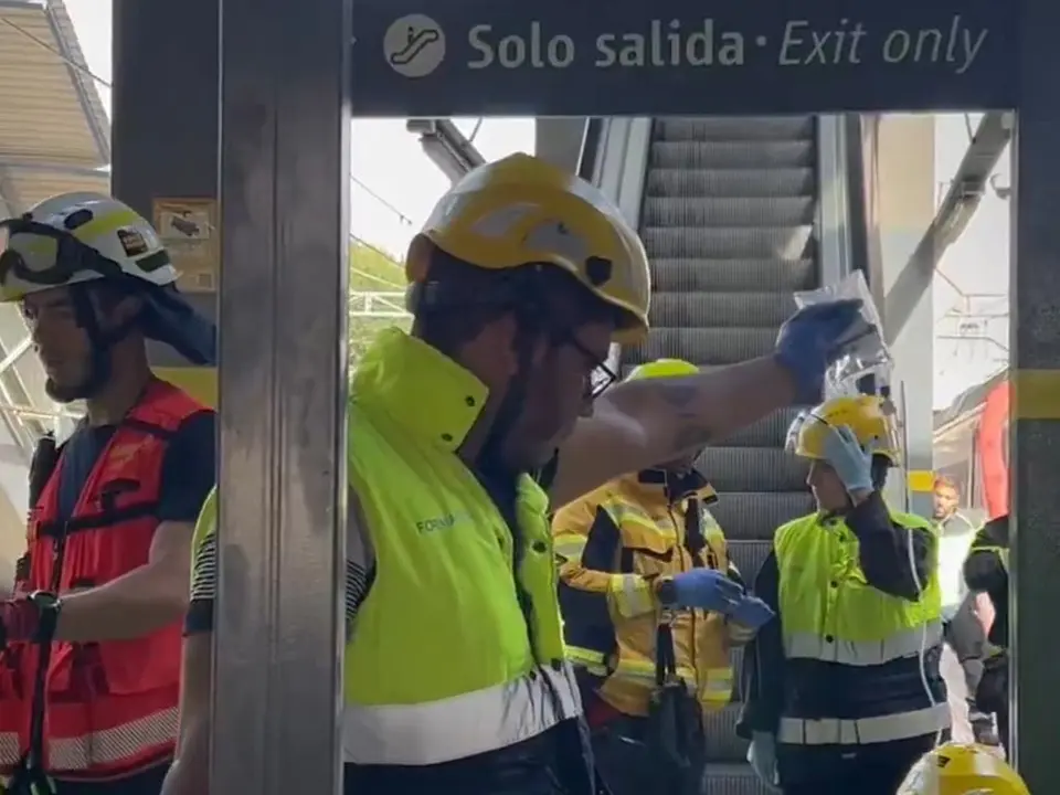 Un hombre ha sido rescatado tras caer a las v&iacute;as del tren en Villaverde Bajo.