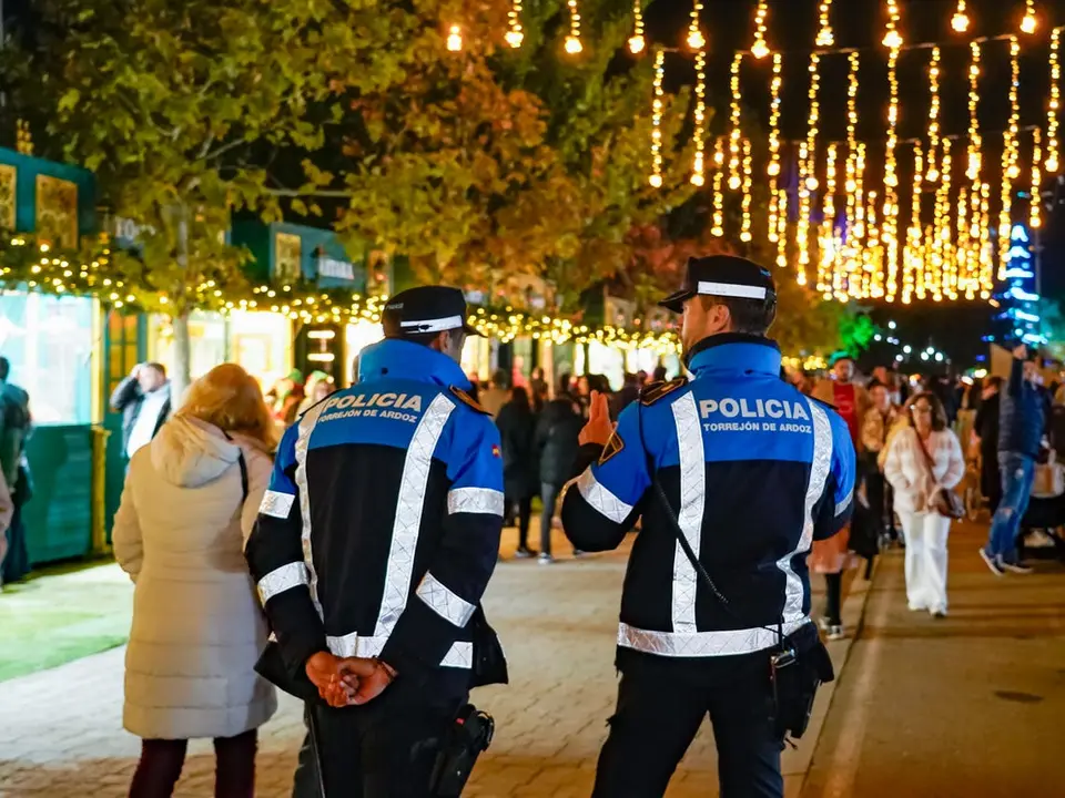 Agentes de polic&iacute;a supervisan el ambiente festivo en Torrej&oacute;n de Ardoz.