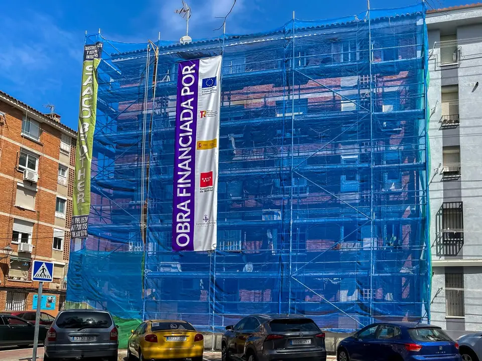 Edificio en proceso de reforma con andamios visibles.