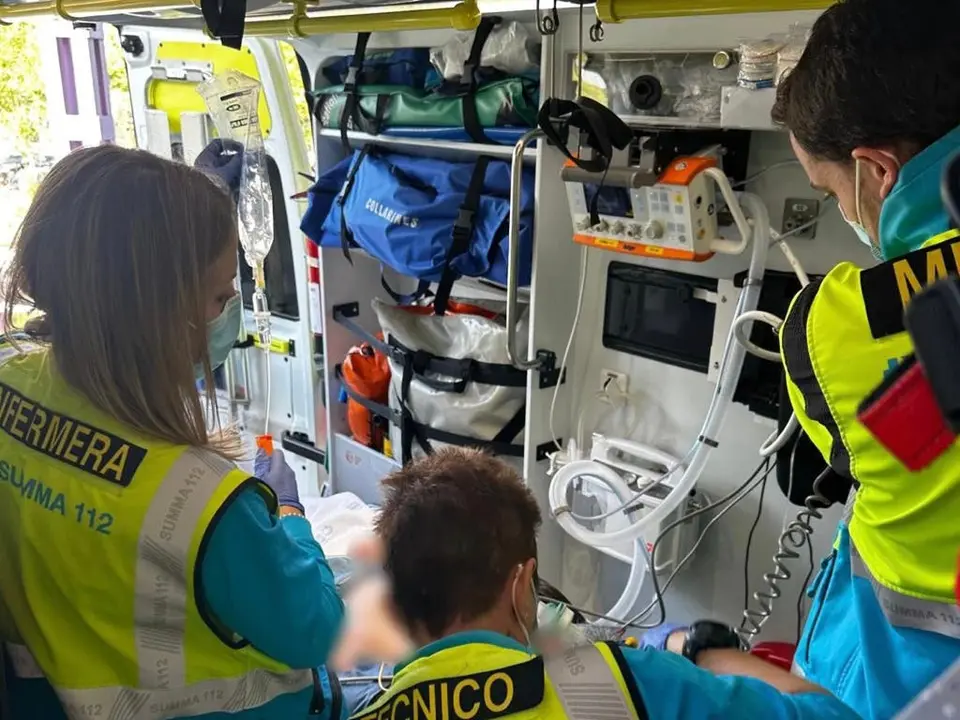 Un hombre de 75 a&ntilde;os recibe atenci&oacute;n m&eacute;dica tras un accidente en su hogar.