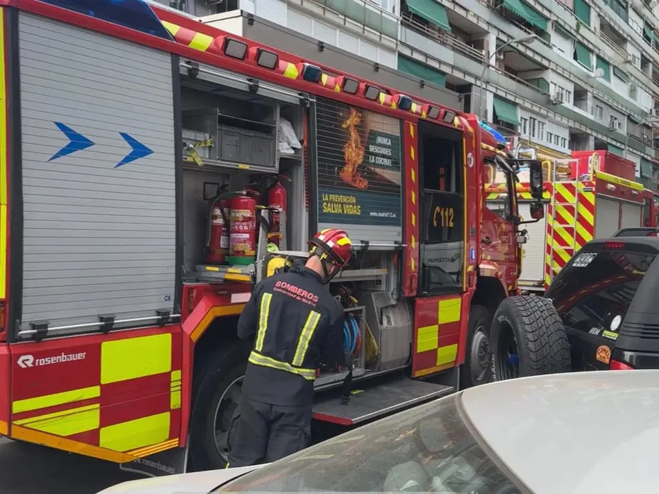 Bomberos atendiendo un incendio en un cuarto de contadores en Legan&eacute;s.
