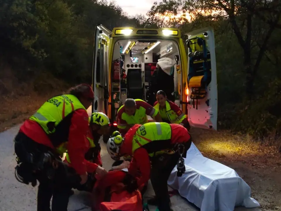 Un equipo de rescate ayuda a una senderista herida en Las Rozas de Puerto Real.