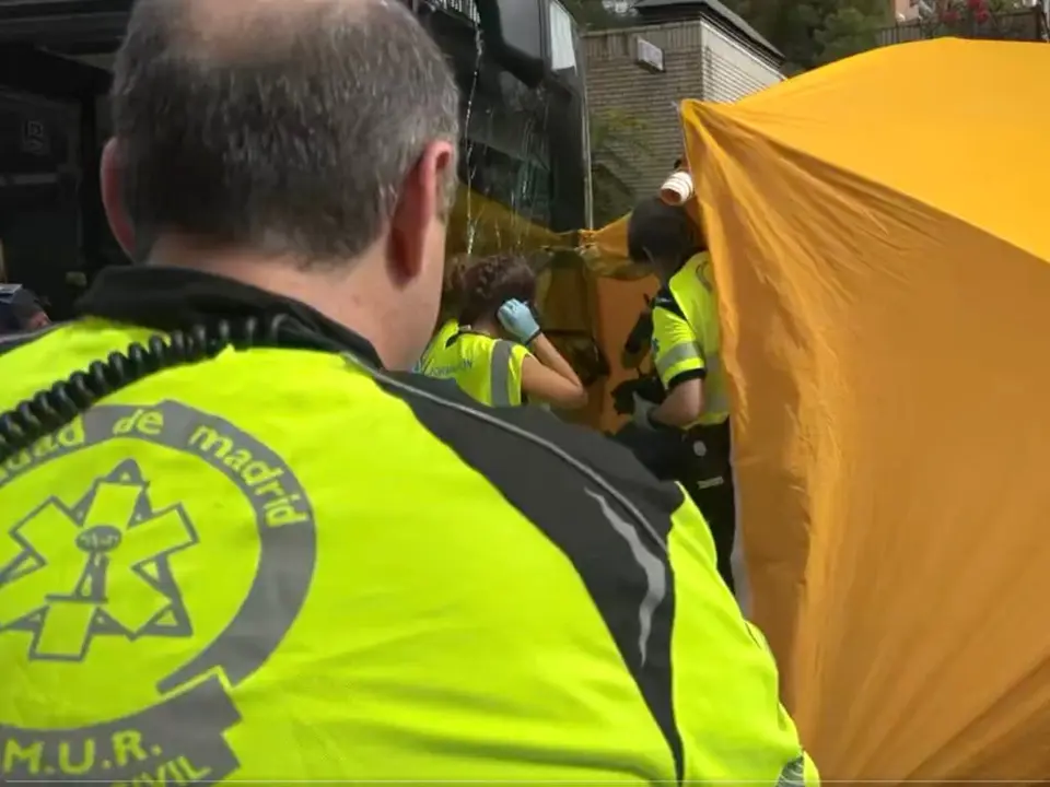 Una mujer de avanzada edad fue atropellada por un autob&uacute;s en Madrid. Emergencias atendi&oacute; la situaci&oacute;n r&aacute;pidamente.