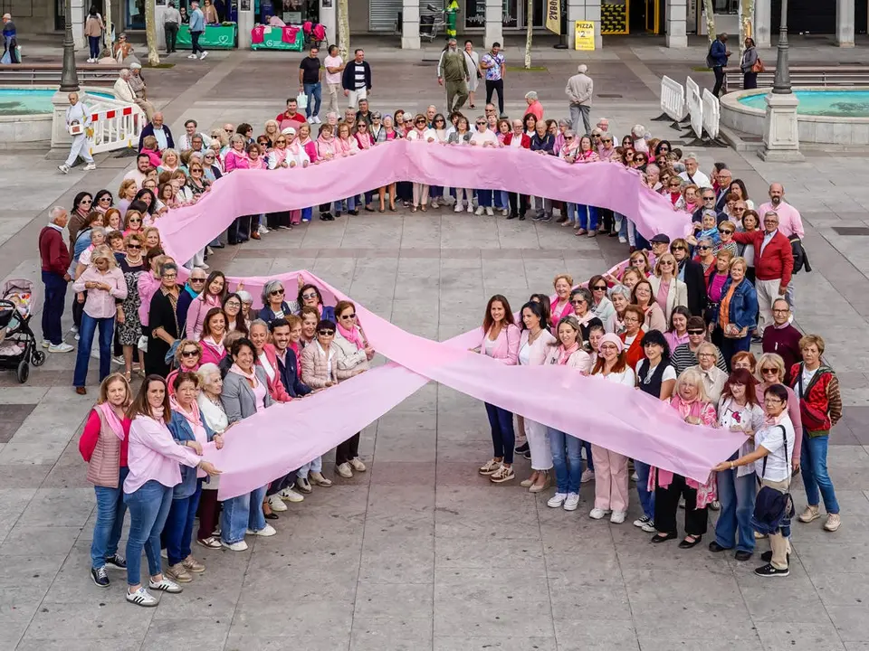 Un gran lazo humano rosa se form&oacute; en Torrej&oacute;n para conmemorar el D&iacute;a Mundial Contra el C&aacute;ncer de Mama.
