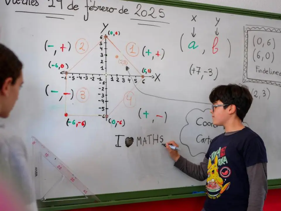 Un estudiante participa activamente en una clase de matem&aacute;ticas en Madrid.