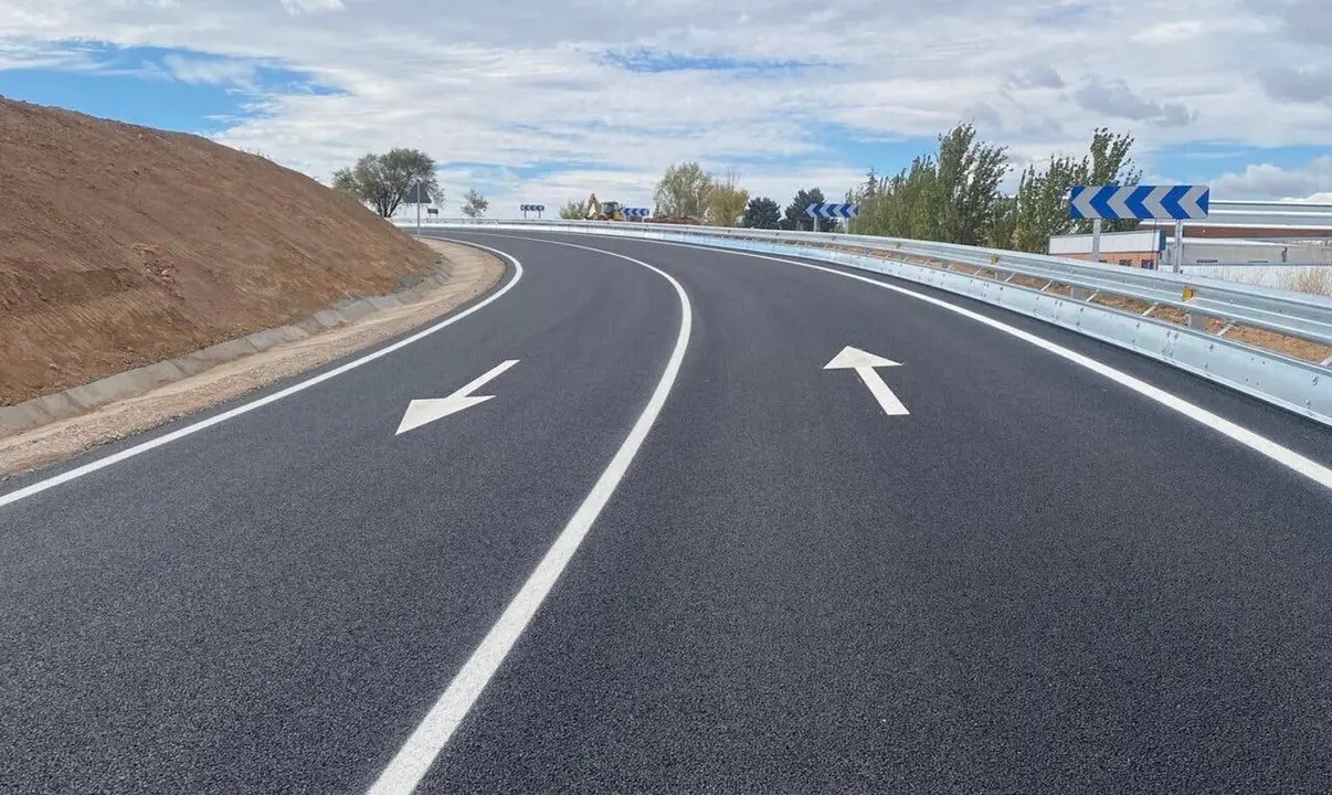 Imagen de una carretera en curva con se&ntilde;alizaci&oacute;n clara.