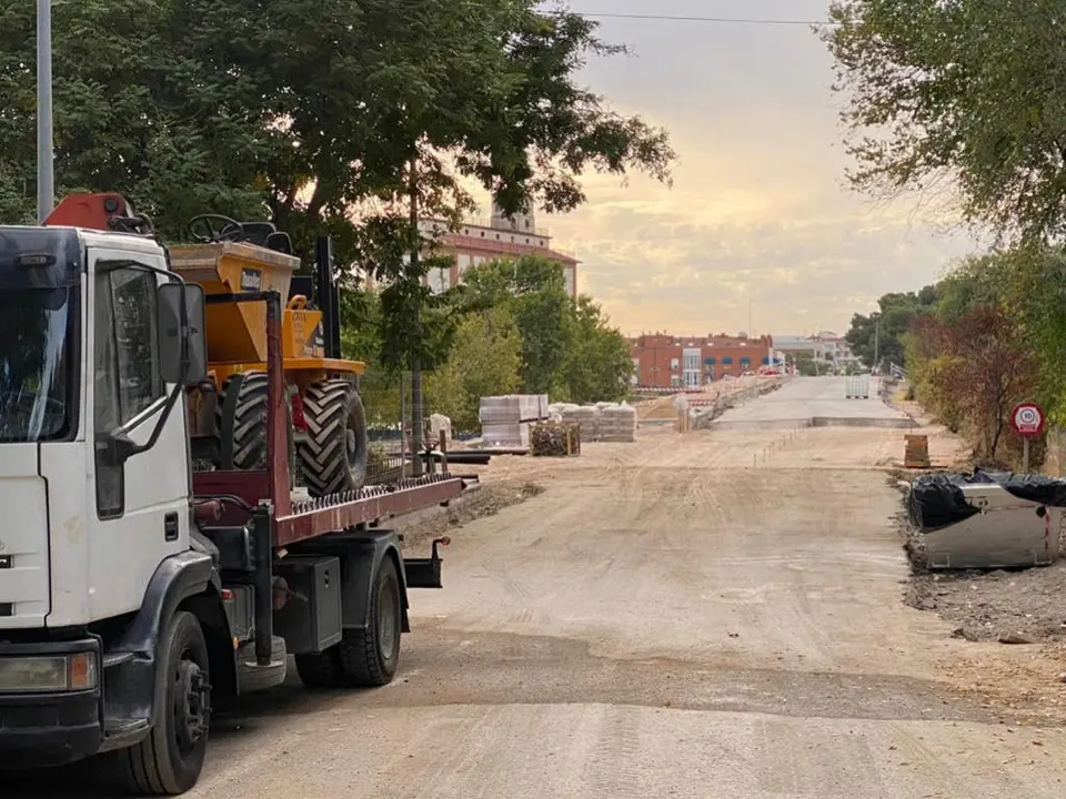 Obras en la Avenida de Daganzo en Alcal&aacute; de Henares. Se espera la finalizaci&oacute;n del puente.