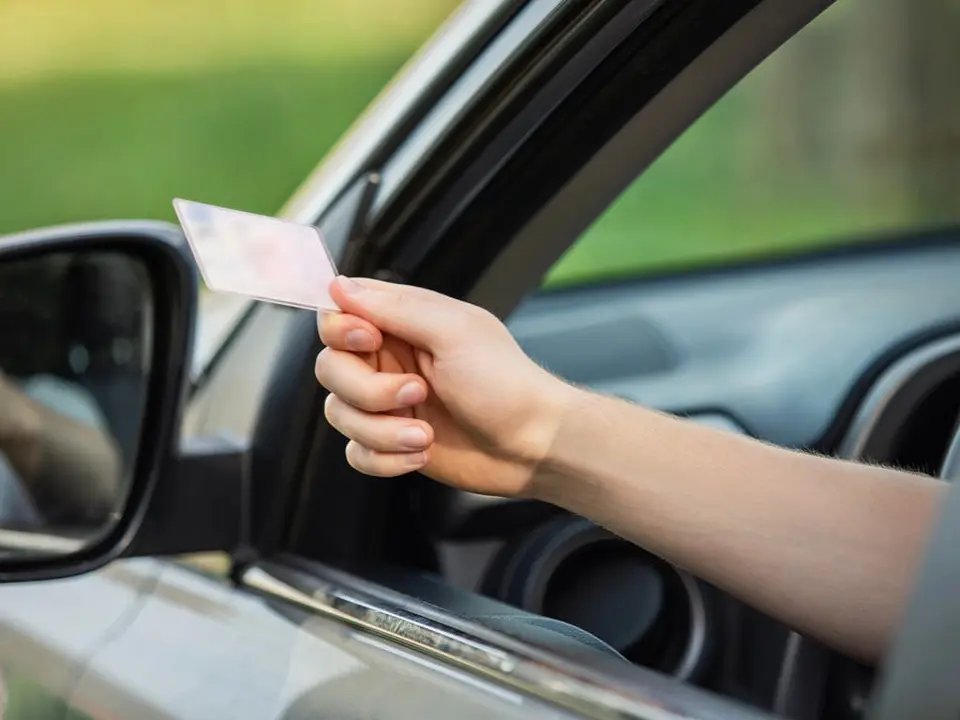 El Parlamento Europeo aprueba un nuevo carn&eacute; de conducir digital desde los 17 a&ntilde;os.