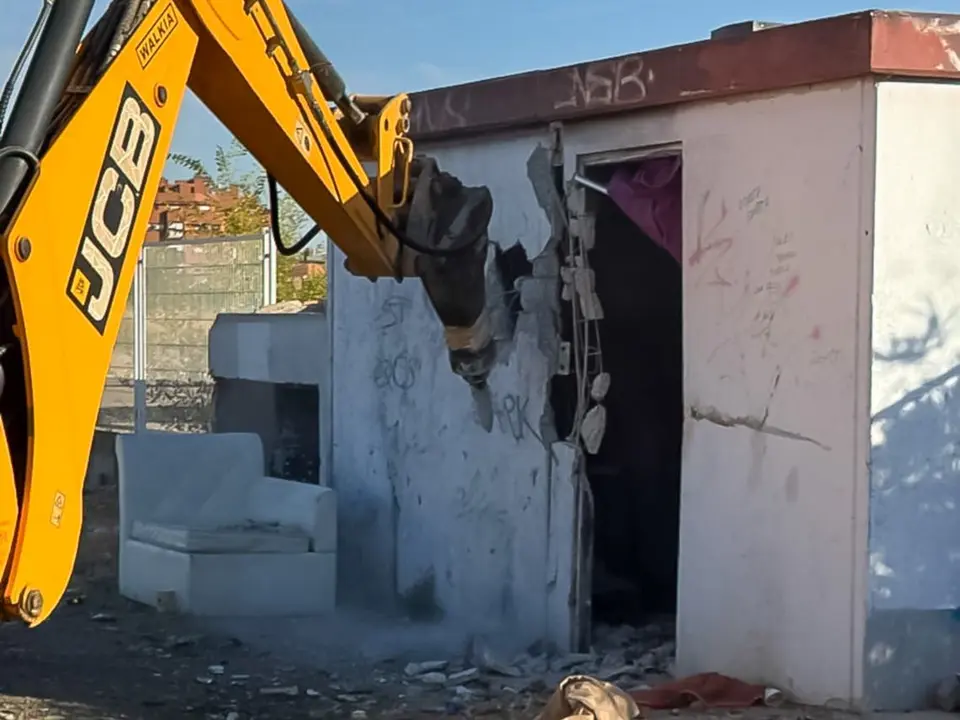 El Ayuntamiento de Torrej&oacute;n derriba una caseta okupada en la calle Solana.