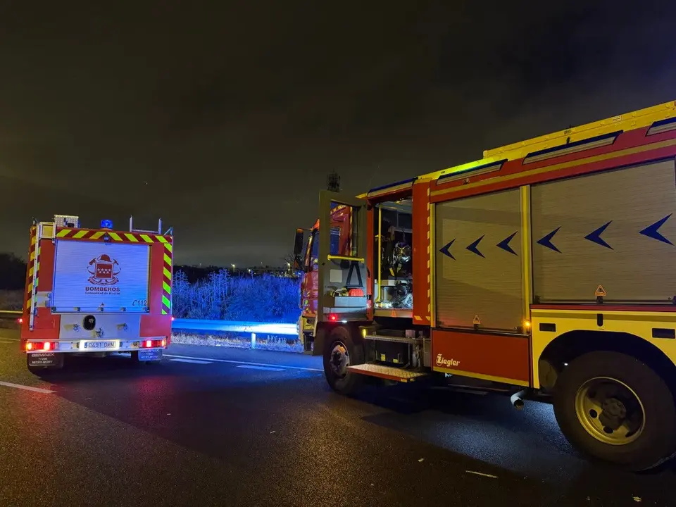 Los bomberos intervienen en un accidente grave en la M-50.