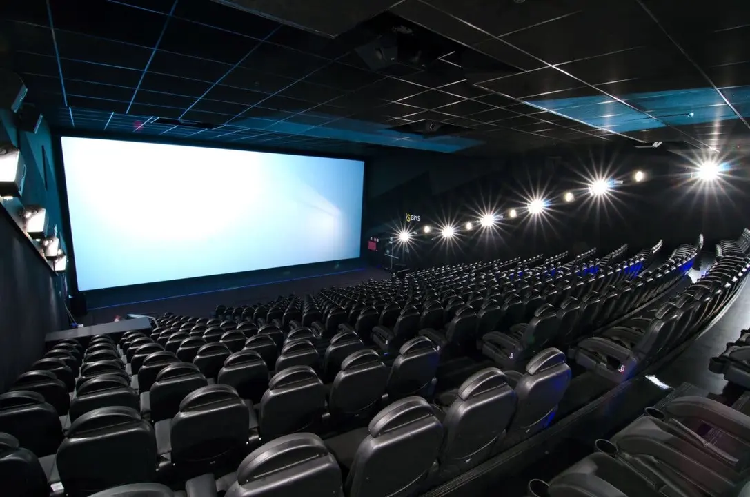 Vista del interior de la sala de cine Cinesa, lista para una proyecci&oacute;n.