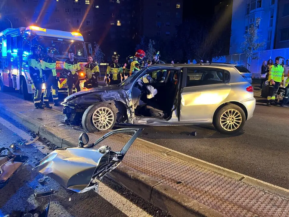 Un joven result&oacute; gravemente herido tras un choque en Carabanchel. Bomberos y servicios de emergencia en la escena.
