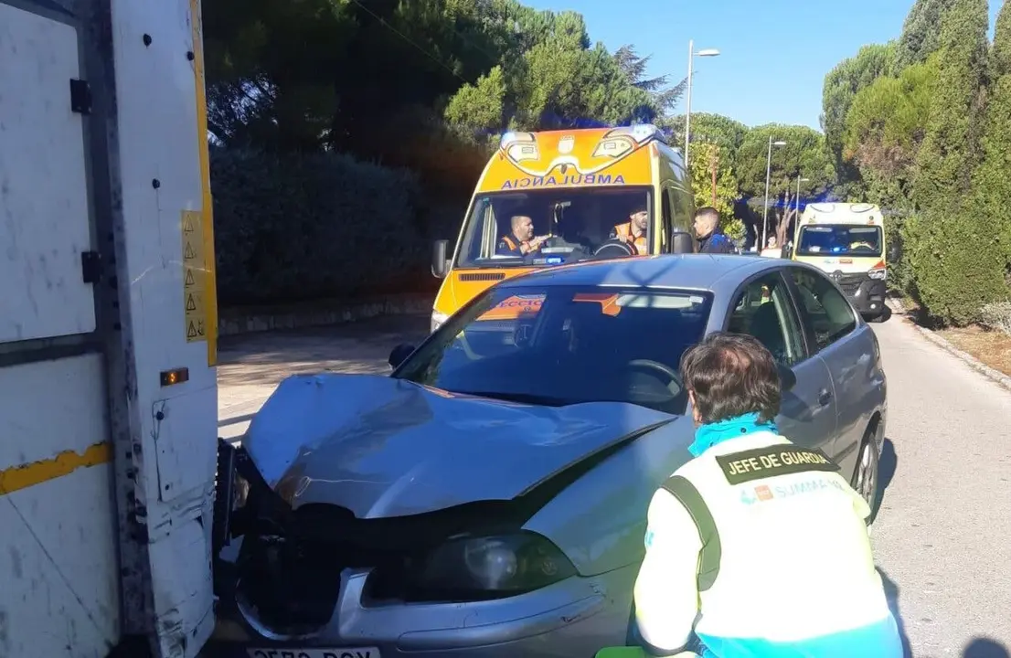 Un hombre ha perdido una pierna tras un accidente entre un turismo y un cami&oacute;n en Boadilla. Las ambulancias llegaron r&aacute;pidamente al lugar.