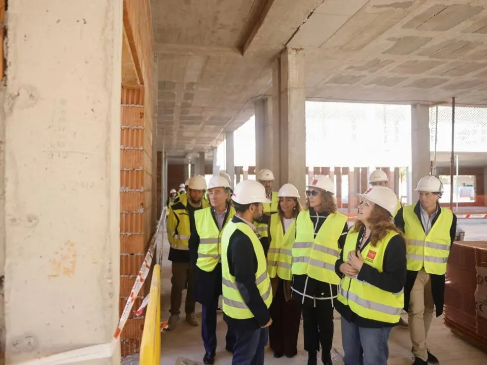 Autoridades visitan la obra del nuevo centro de salud en Madrid.