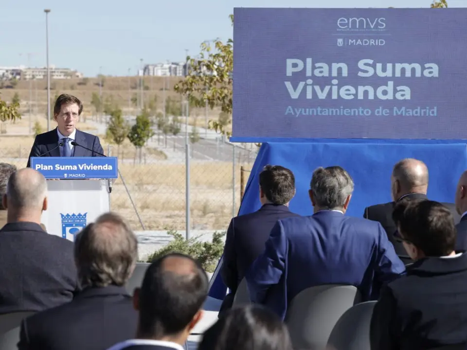 El alcalde de Madrid presenta el Plan Suma Vivienda en un evento p&uacute;blico.