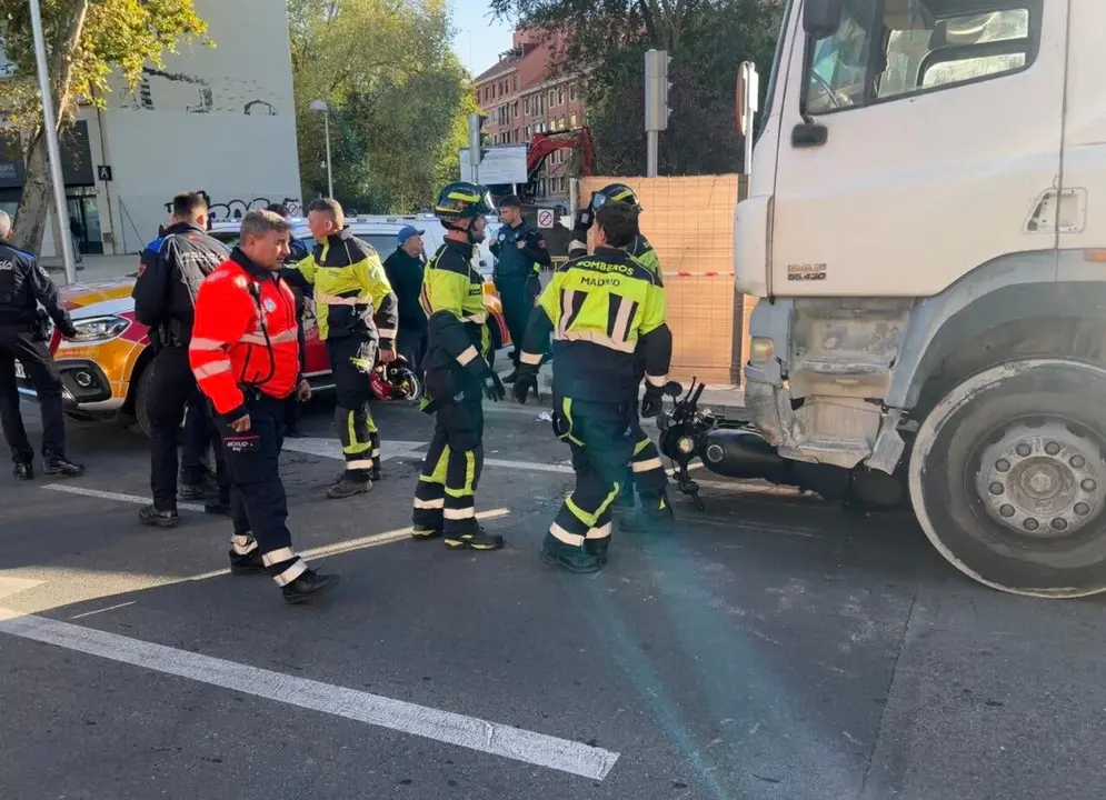 Una motociclista result&oacute; herida tras chocar con un cami&oacute;n en Madrid.