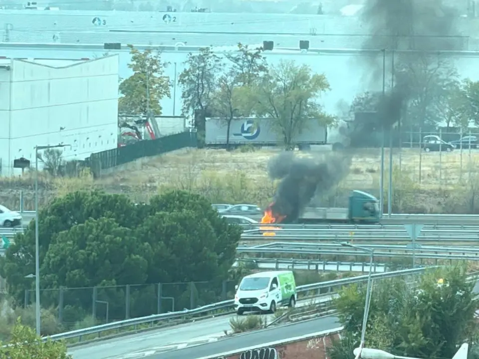 Un coche ha salido ardiendo en la A-2, generando una gran columna de humo.