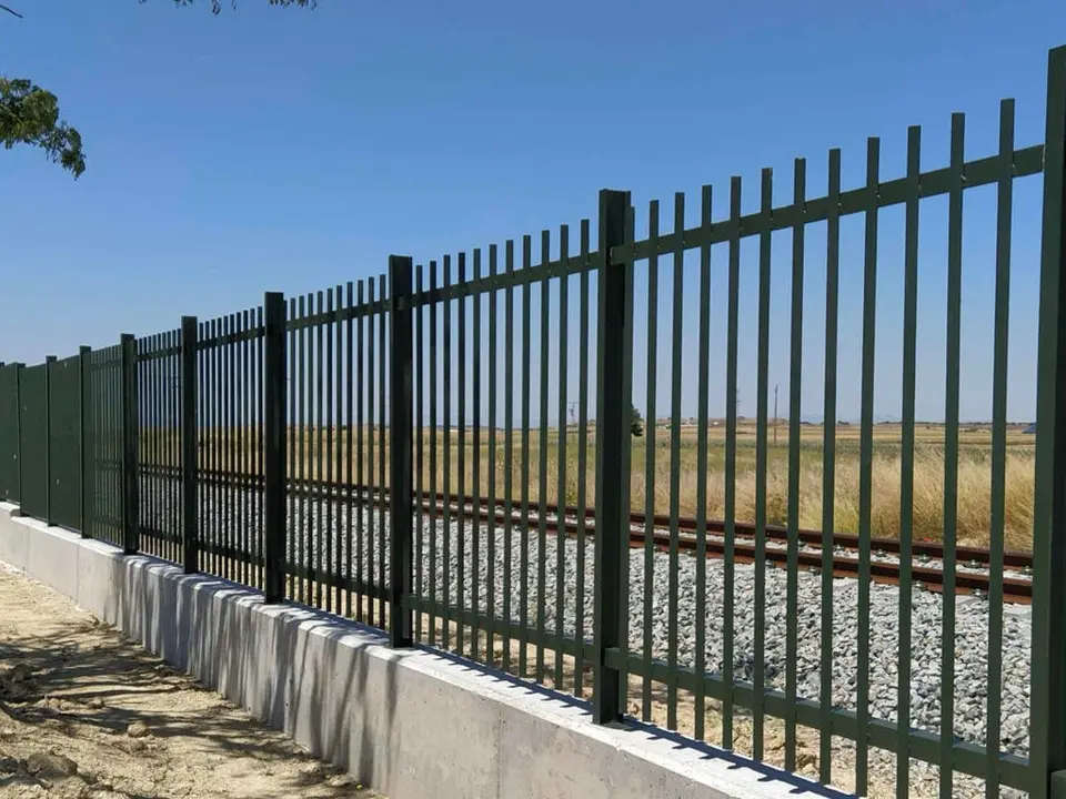 Instalaci&oacute;n de cerramientos para mejorar la seguridad ferroviaria en Cercan&iacute;as.