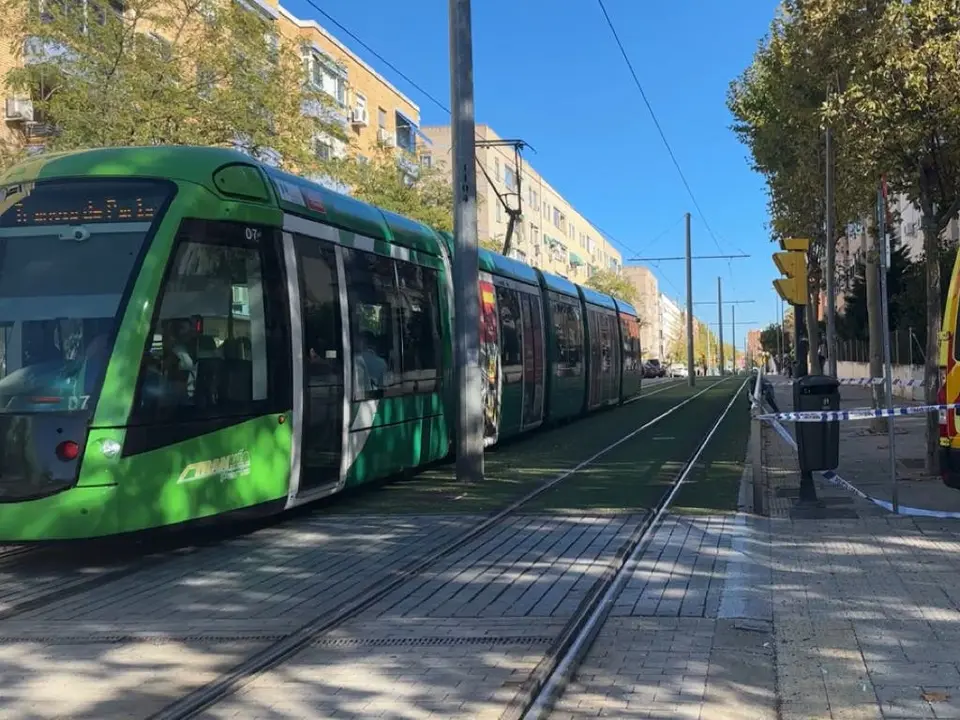 Un tranv&iacute;a en Parla tras un accidente con un coche. Dos personas resultaron heridas.