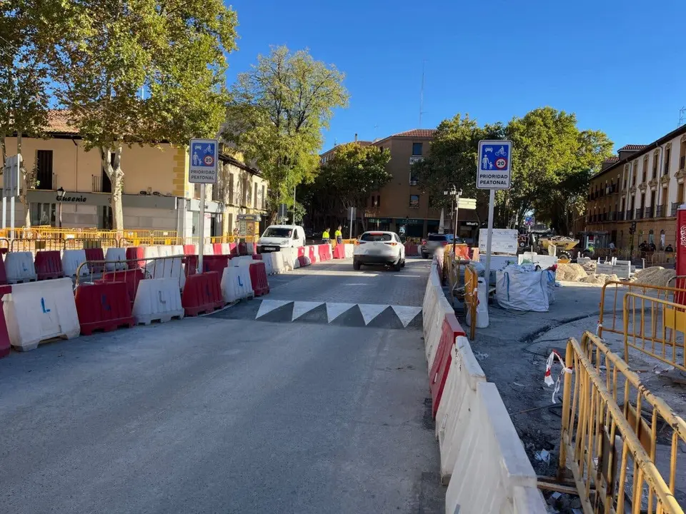 La calle Azucena en Alcal&aacute; de Henares reabre tras trabajos de mejora.