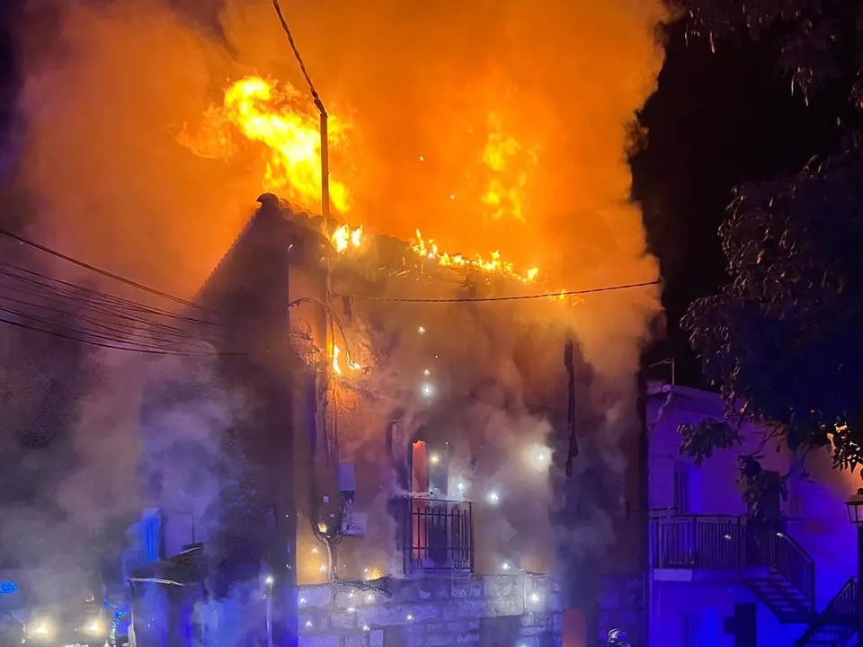 Una vivienda de tres plantas arde debido a un incendio en la chimenea. Los bomberos trabajaron en la extinci&oacute;n del fuego.