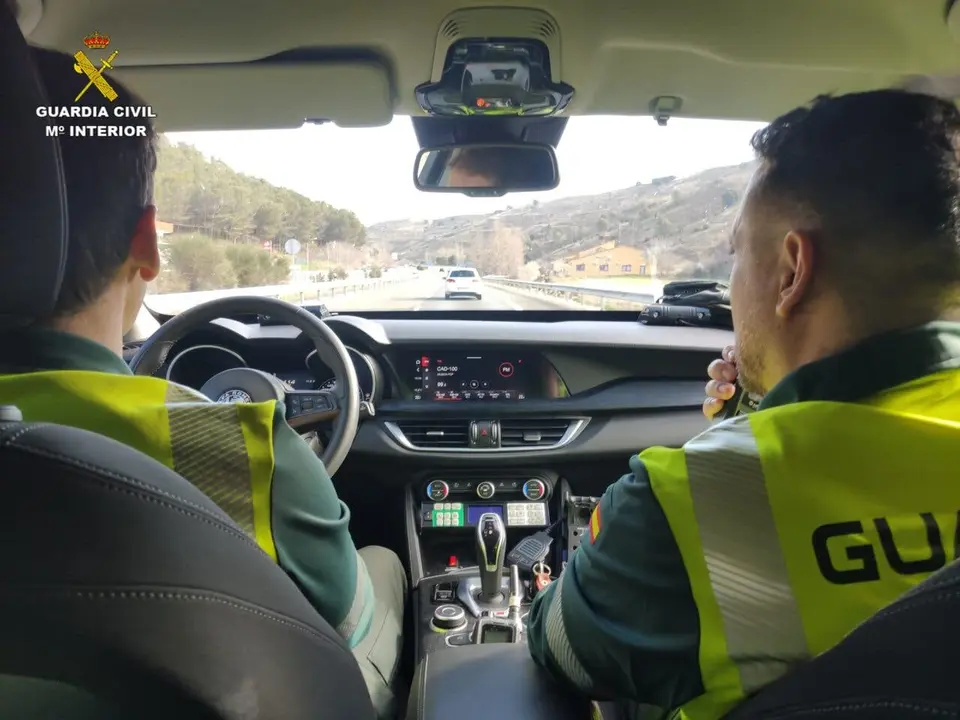 La Guardia Civil detiene a un camionero sin carn&eacute; de conducir.