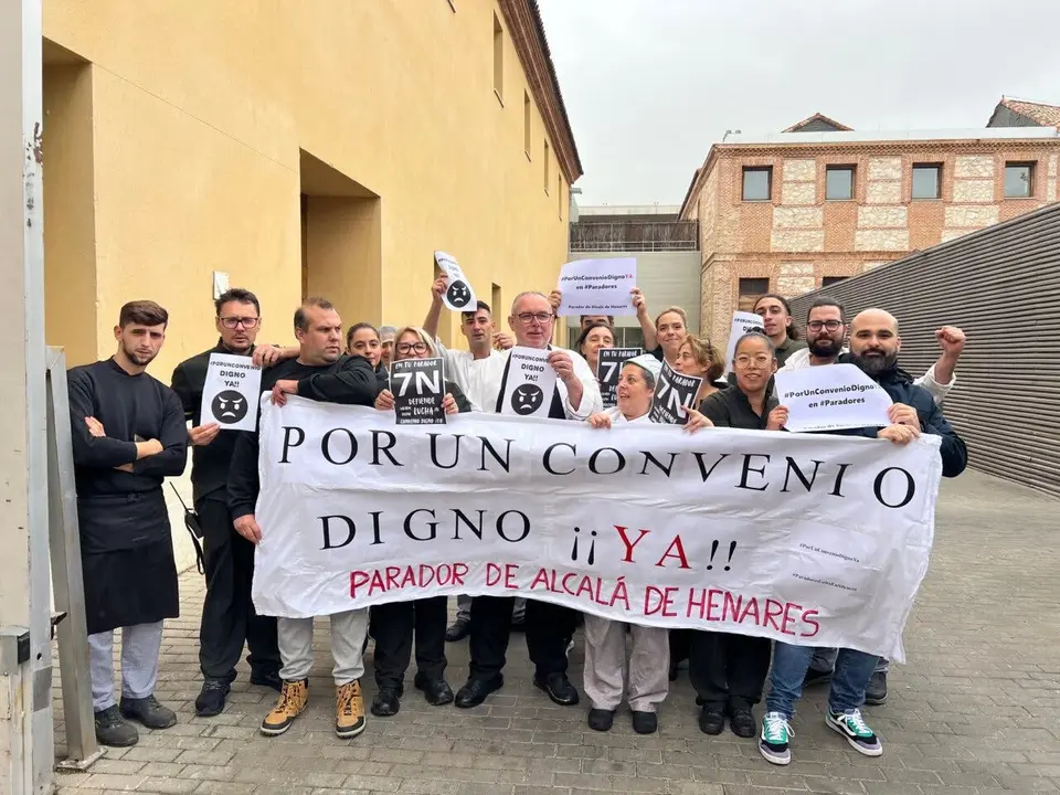 Los trabajadores del Parador de Alcal&aacute; de Henares se concentran por un convenio digno.