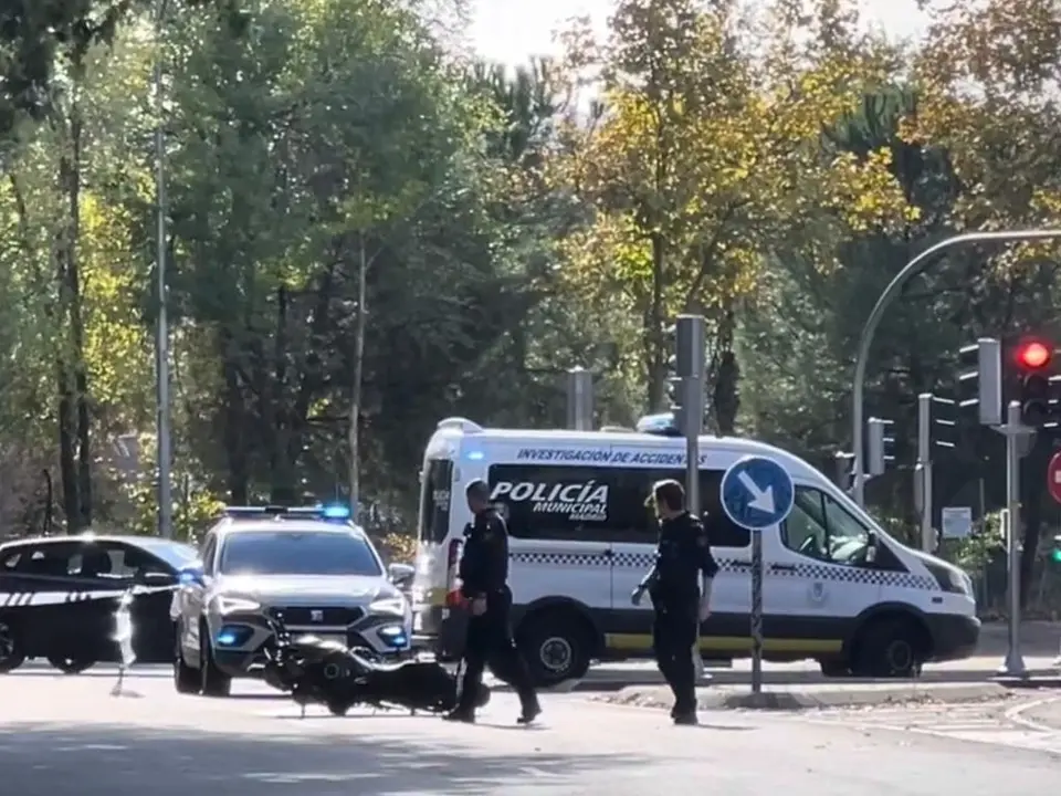 Un joven result&oacute; herido grave tras un accidente de moto en Madrid. La polic&iacute;a y los servicios de emergencia respondieron r&aacute;pidamente.