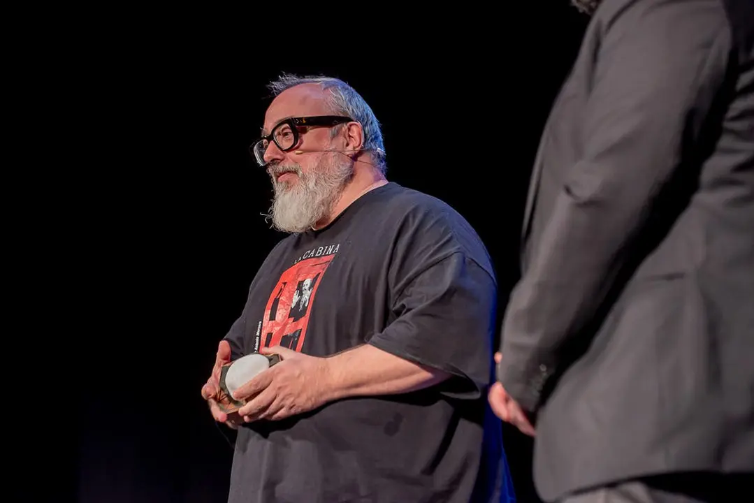 &Aacute;lex de la Iglesia recibe un premio en un festival en Alcal&aacute; de Henares.