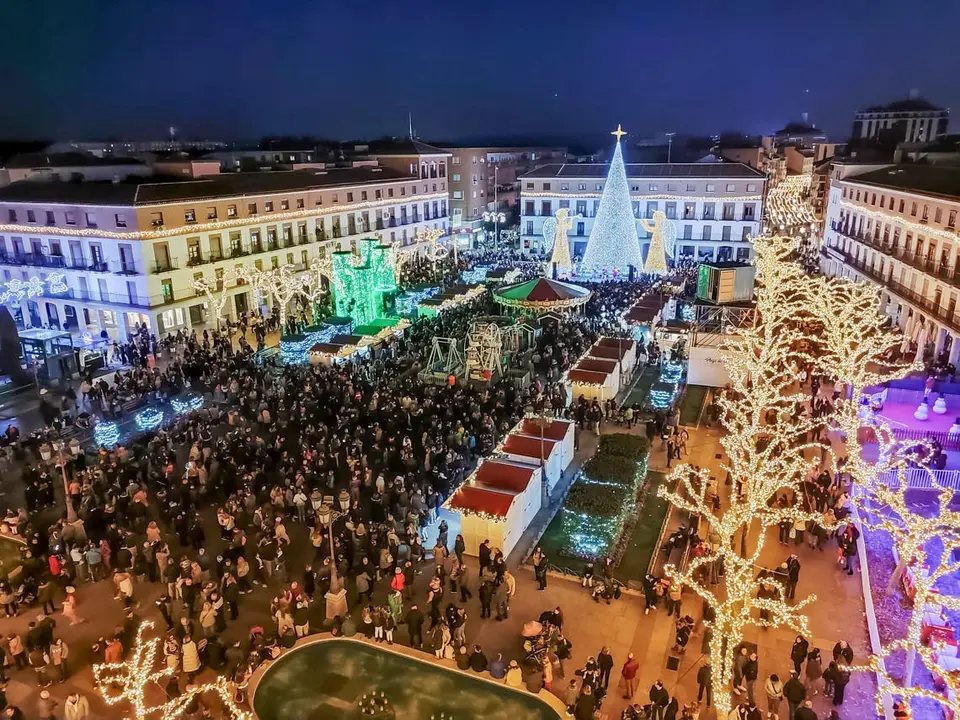 La Plaza de los Guachis en Torrej&oacute;n se ilumina para la Navidad.