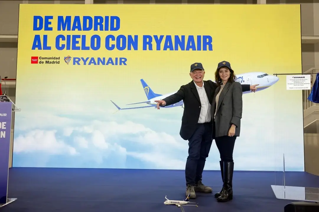 Ayuso celebra la apertura del nuevo centro de formaci&oacute;n de pilotos de Ryanair en Madrid.