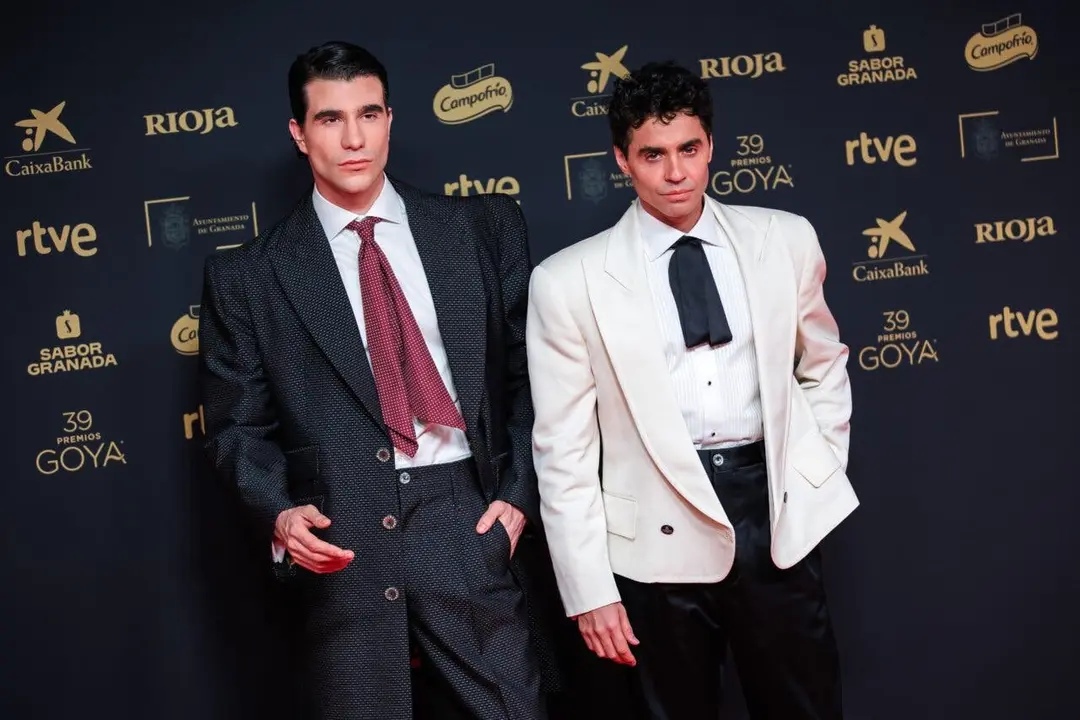 Javier Calvo y Javier Ambrossi posan en la alfombra roja de los Premios Goya.