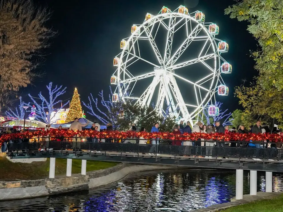 La noria brilla en el parque durante las festividades navide&ntilde;as en Torrej&oacute;n.
