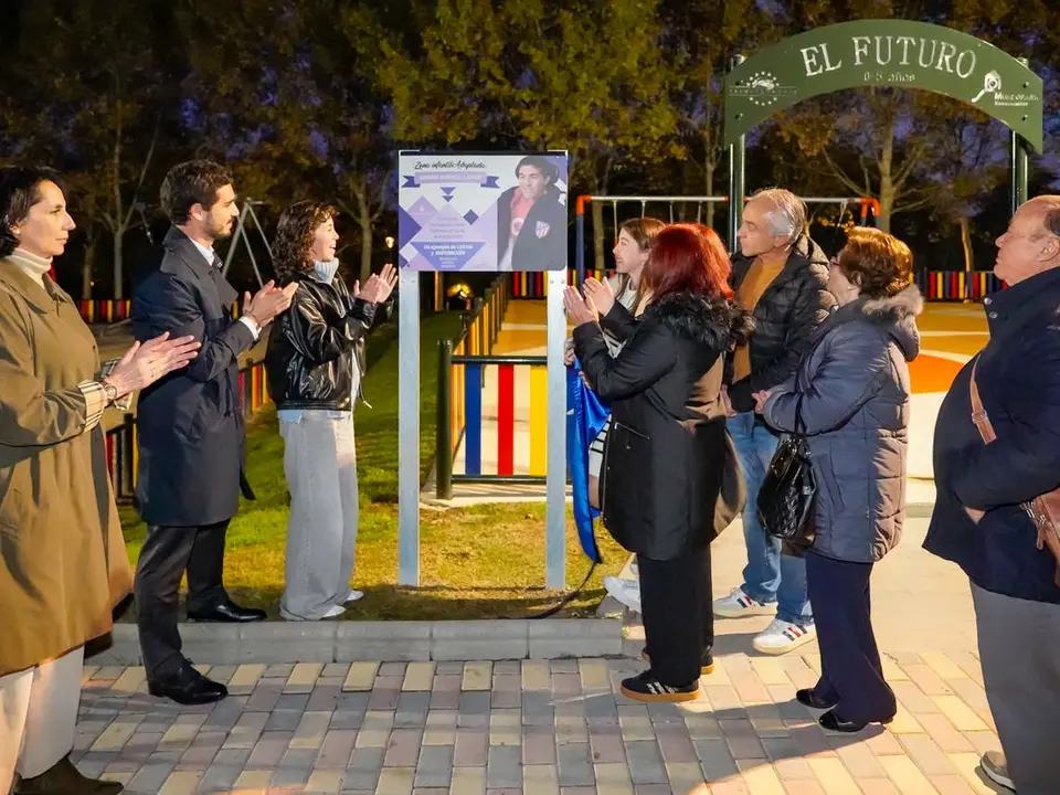 El Ayuntamiento de Torrej&oacute;n rinde homenaje a Adri&aacute;n Burgos L&oacute;pez con una nueva zona infantil.